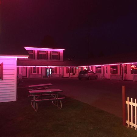Trail Riders Motel Гренбі Екстер'єр фото