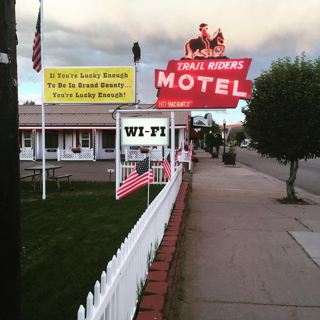 Trail Riders Motel Гренбі Екстер'єр фото